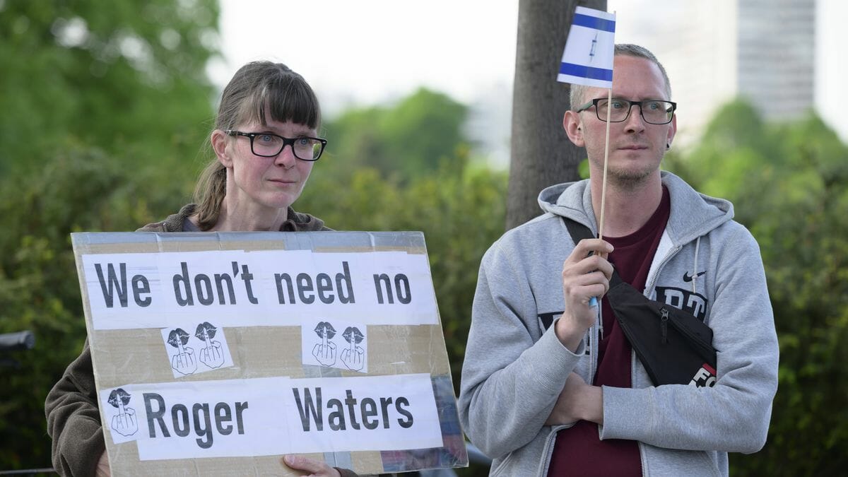Demonstration gegen das Konzert von Roger Waters vor der Münchner Olympiahalle am 21. Mai 2023