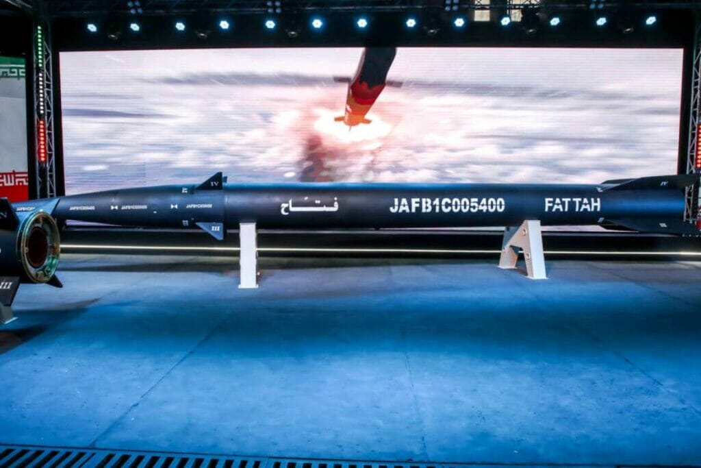 Irans neue Hyperschallrakete bei ihrer öffentlichen Präsentation am 7. Juni in Teheran. (© imago images/ZUMA Wire)