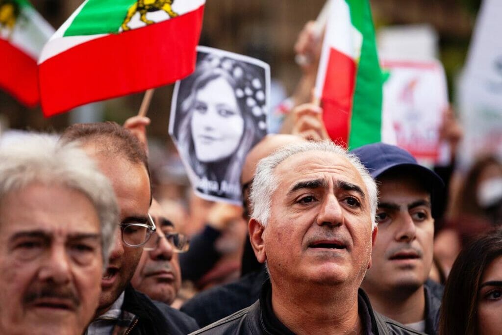 Reza Pahlavi bei einer Mahnwache in Washington für die von iranischen Sicherheitskräften getöetete Mahsa Amini. (© imago images/NurPhoto)