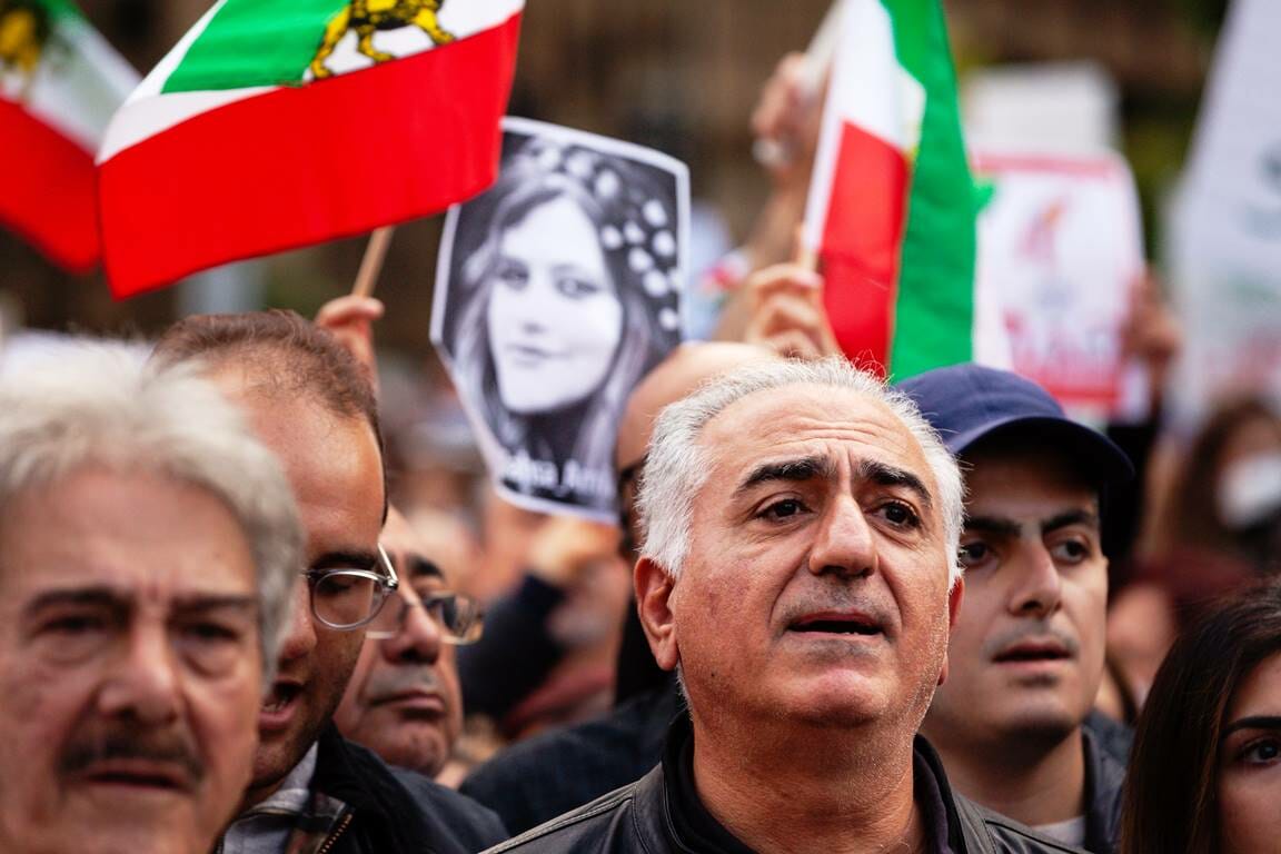 Reza Pahlavi bei einer Mahnwache in Washington für die von iranischen Sicherheitskräften getöetete Mahsa Amini. (© imago images/NurPhoto)