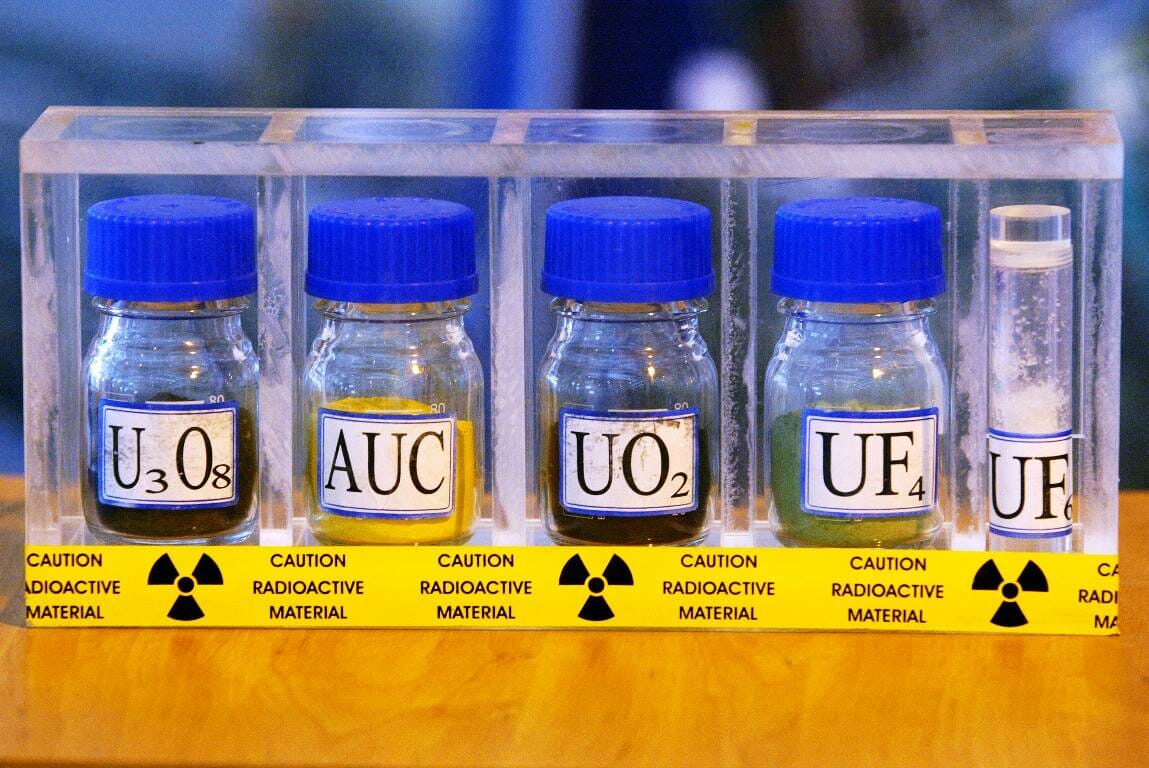 Verschiedene Schritte im Prozess der Uranverarbeitung, dargestellt in einer iranischen Ausstellung über das Atomprogramm 2007. (© imago images/UPI Photo)