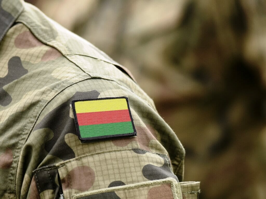 Soldat mit der Flagge von Rojava, dem Autonomiegebiet der Kurden in Nordsyrien. (© imago images/Pond5)