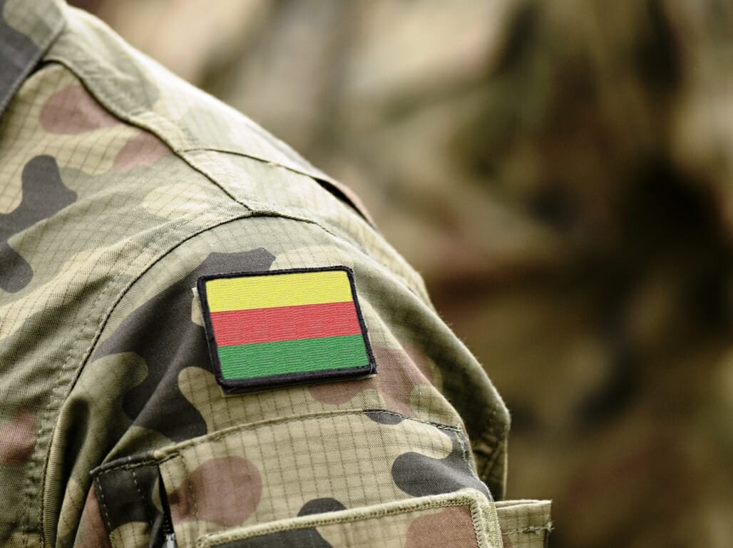 Soldat mit der Flagge von Rojava, dem Autonomiegebiet der Kurden in Nordsyrien. (© imago images/Pond5)