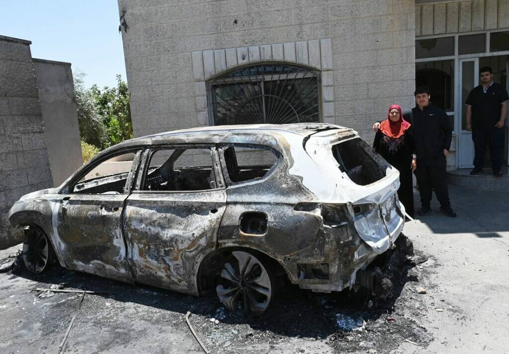 Ausgebranntes Auto in Turmus Ayya im Westjordanland. (© imago image/UPI Photo)