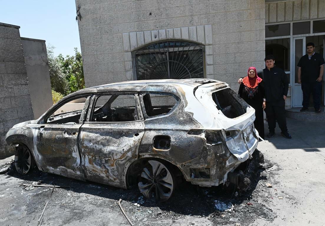 Ausgebranntes Auto in Turmus Ayya im Westjordanland. (© imago image/UPI Photo)
