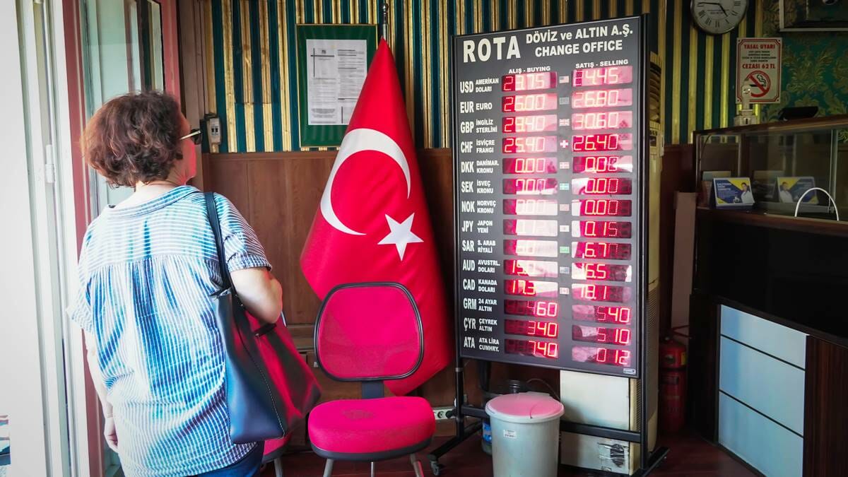 Dem Verfall der türkischen Lira konnte die Wende in der Zinspolitik bisher nicht entgegenwirken. (© imago images/Pacific Press Agency)