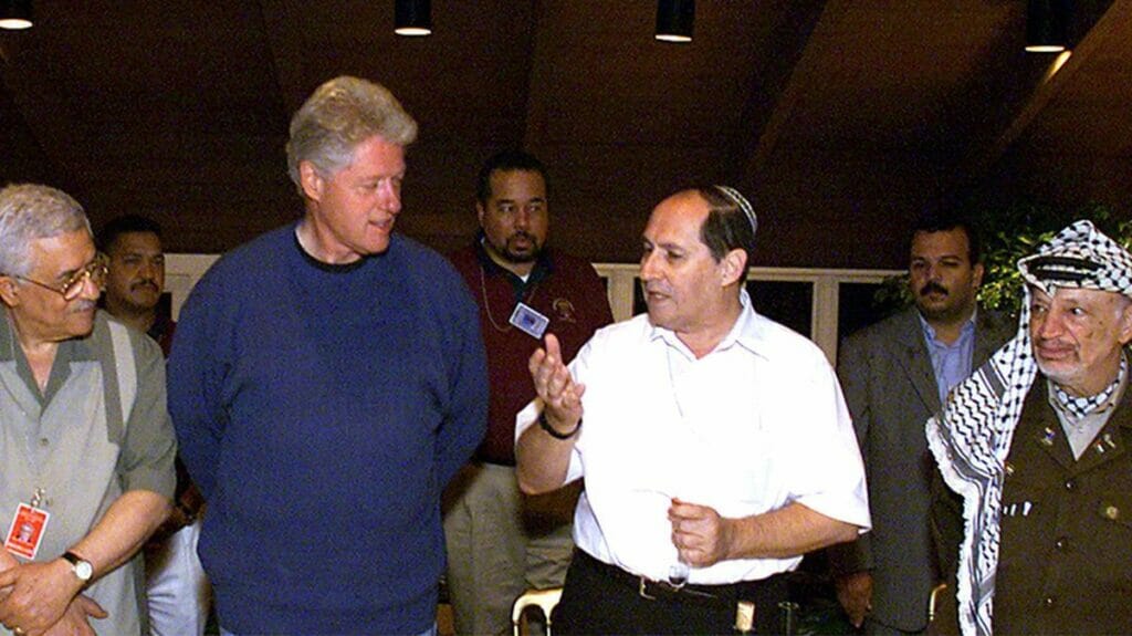 Die palästinensischen Führer Jassir Arafat (Abu Amar) und Mahmoud Abbas (Abu Mazen) bei den Friedengesprächen in Camp David