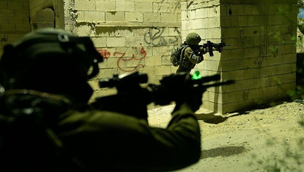 Israelische Soldaten bei einer Anti-Terror-Razzia in Al-Yamun, in der Nähe von Dschenin in der nördlichen Westbank