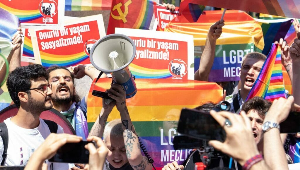 Trotz Verbots marschieren in Istanbul hunderte LGBT-Aktivisten auf der Gay Pride