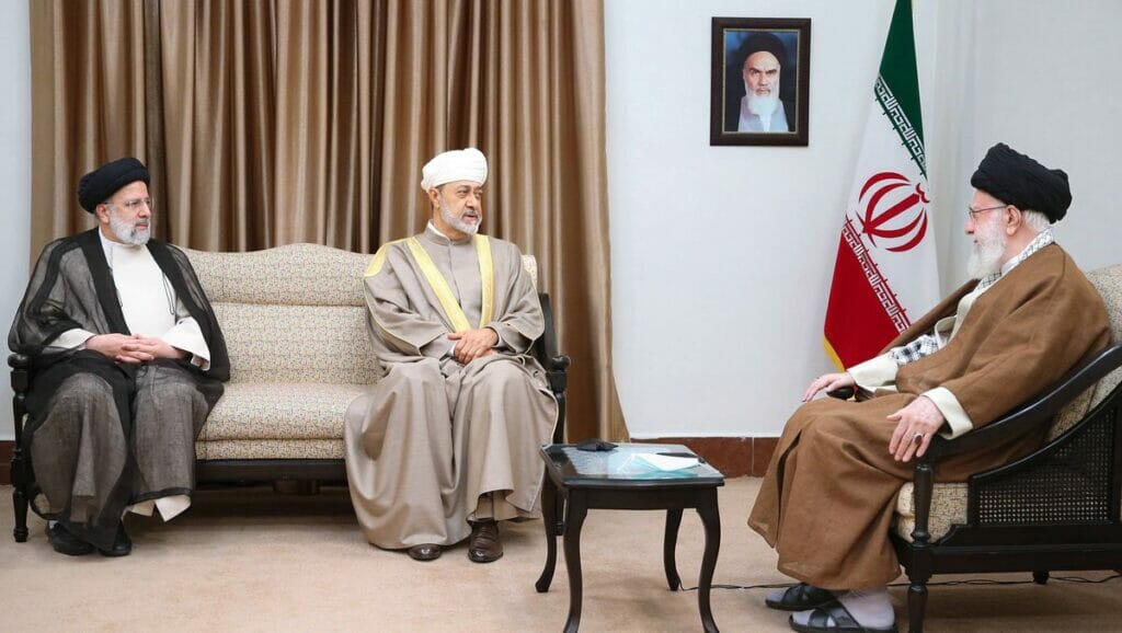Der Sultan des Oman mit Irans Präsident Raisi bei einer Audienz mit dem Obersten Führer Khamenei