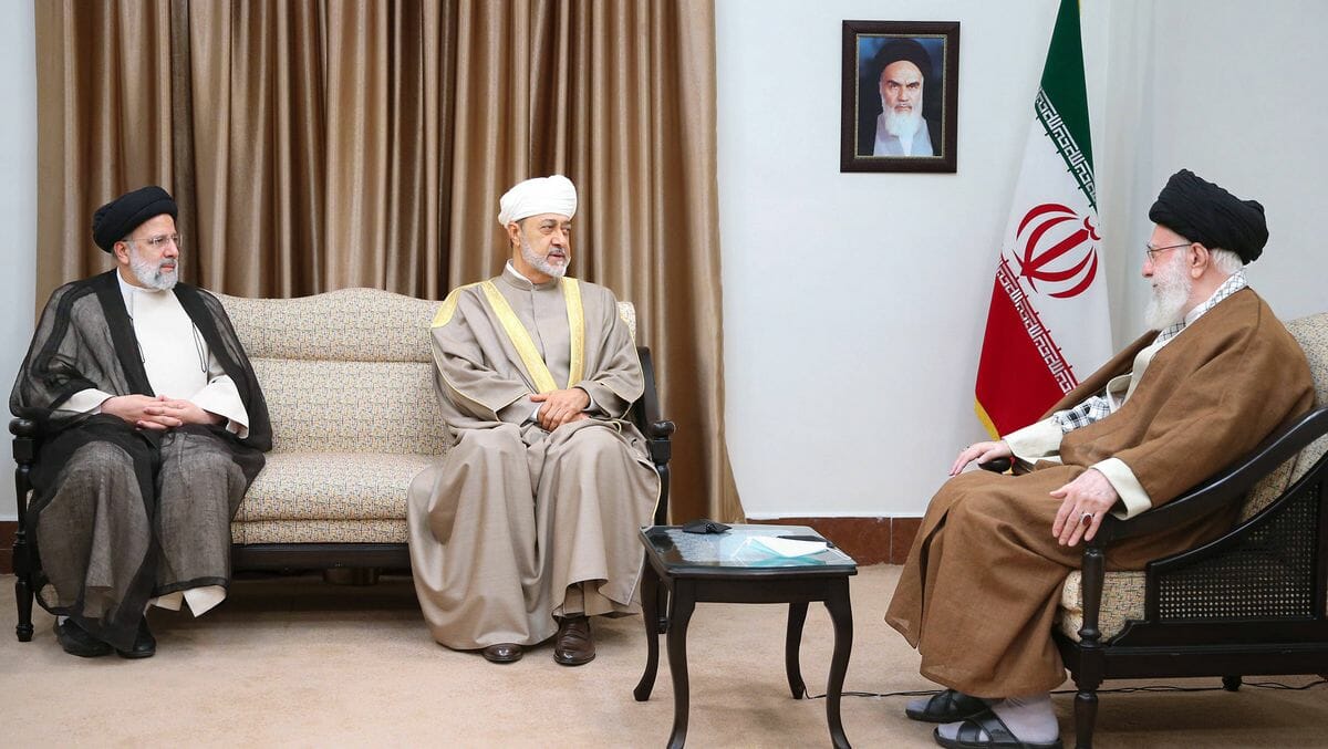 Der Sultan des Oman mit Irans Präsident Raisi bei einer Audienz mit dem Obersten Führer Khamenei