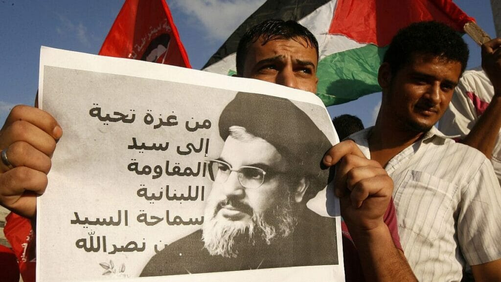 Ein Demonstrant der Terrororganisation Volksfront für die Befreiung Palästinas (PFLP) hält ein Plakat von Hisbollah-Chef Hassan Nasrallah