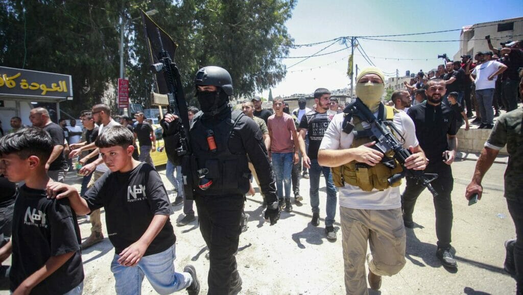 Beim Begräbnis der gefallenen Terroristen in Dschenin kam es zu Protesten gegen Autonomiebehörde und Hamas
