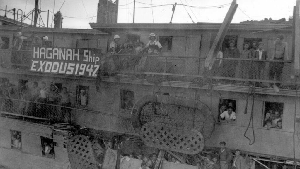 Britisches Militärpersonal auf dem von der Marine aufgebrachten Flüchtlingsschiff Exodus 1947 im Hafen von Haifa