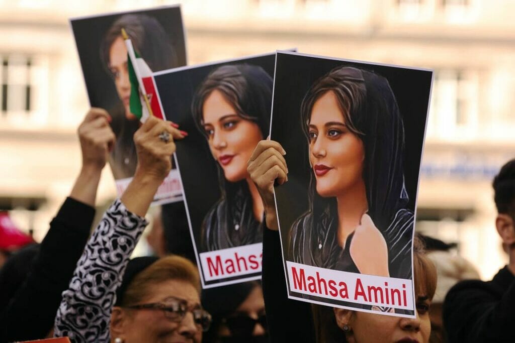 Im Iran wird dem Anwalt der vor einem Jahr getöteten Mahsa Jina Amini der Prozess gemacht. (© imago images/NurPhoto)