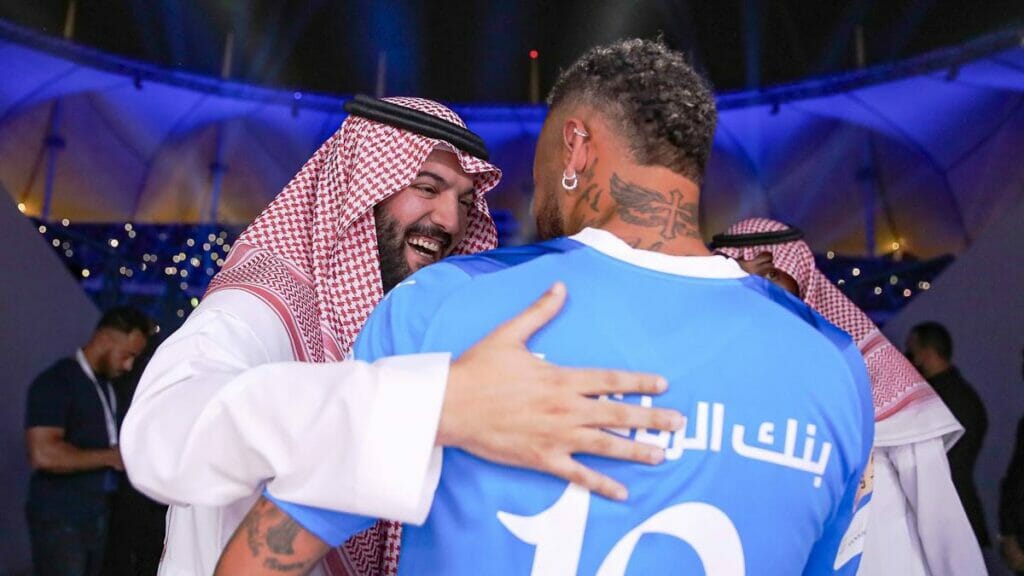 Neymar mit dem Präsidenten seines neuen Klubs in Saudi-Arabien. (© imago images/Power Sport Images)