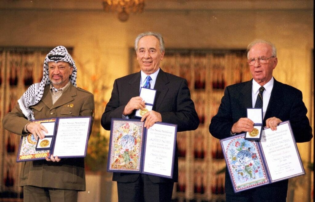 Jassir Arafat, Shimon Peres und Jitzchak Rabin bei der Verleihung des Friedensnobelpreises. (© imago images/UPI Photo)