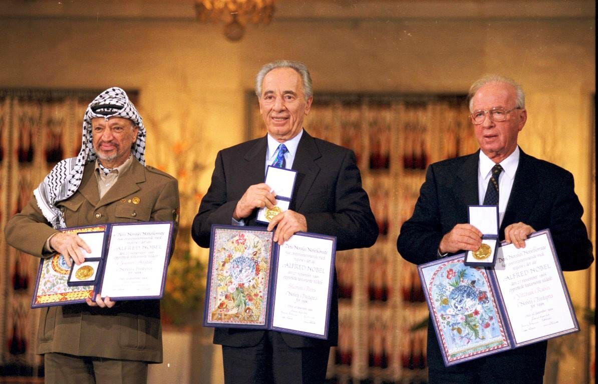 Jassir Arafat, Shimon Peres und Jitzchak Rabin bei der Verleihung des Friedensnobelpreises. (© imago images/UPI Photo)