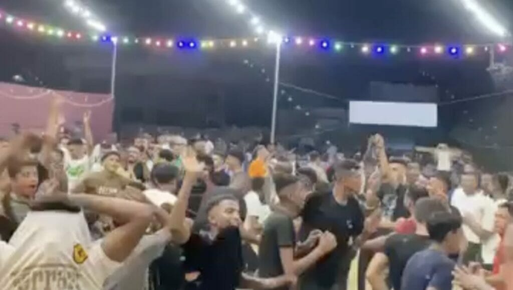 Jugendliche in Gaza tanzen ausgelassen auf einer Hochzeit