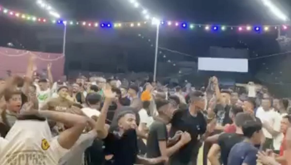 Jugendliche in Gaza tanzen ausgelassen auf einer Hochzeit
