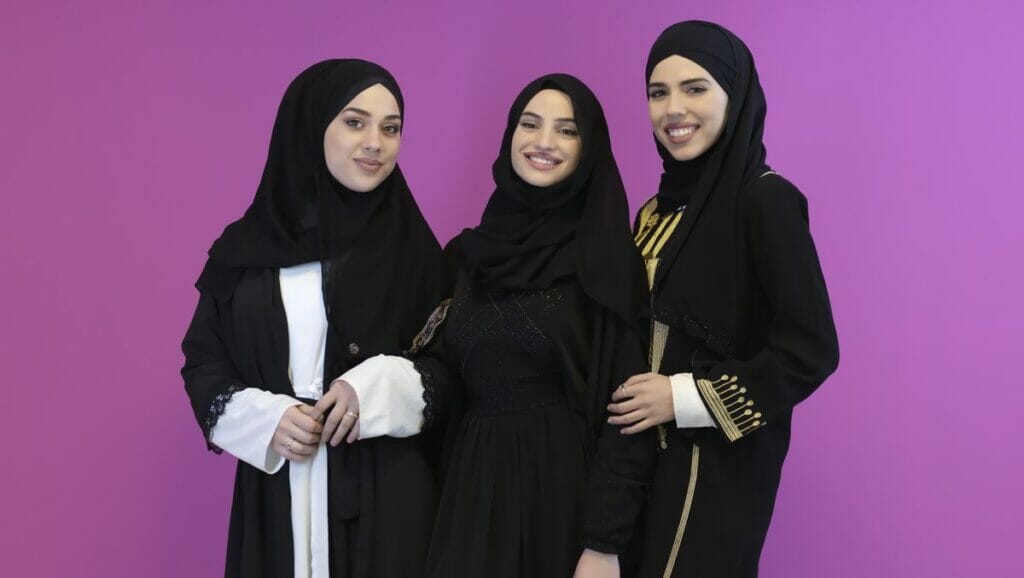 Islamistische Influencerinnen versuchen, Abaya im Westen hip zu machen