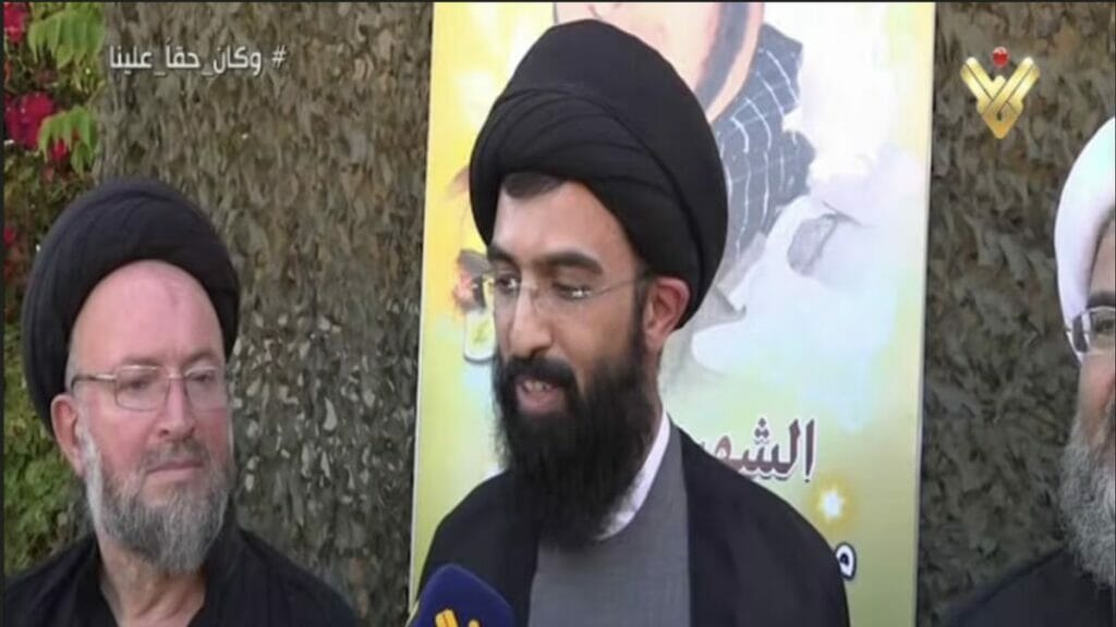 Der iranische Kulturattaché im Libanon, Komeil Bagheri, am Grab des verhinderten Rushide-Attentäters Mustafa Mazeh