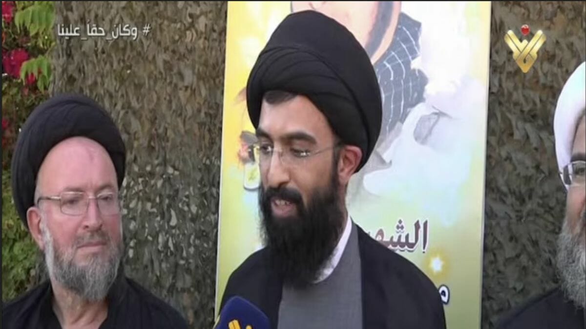 Der iranische Kulturattaché im Libanon, Komeil Bagheri, am Grab des verhinderten Rushide-Attentäters Mustafa Mazeh