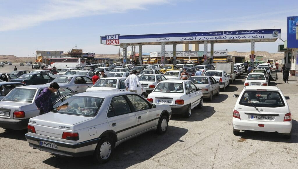 Vor Iran Tankstellen bilden sich lange Schlangen