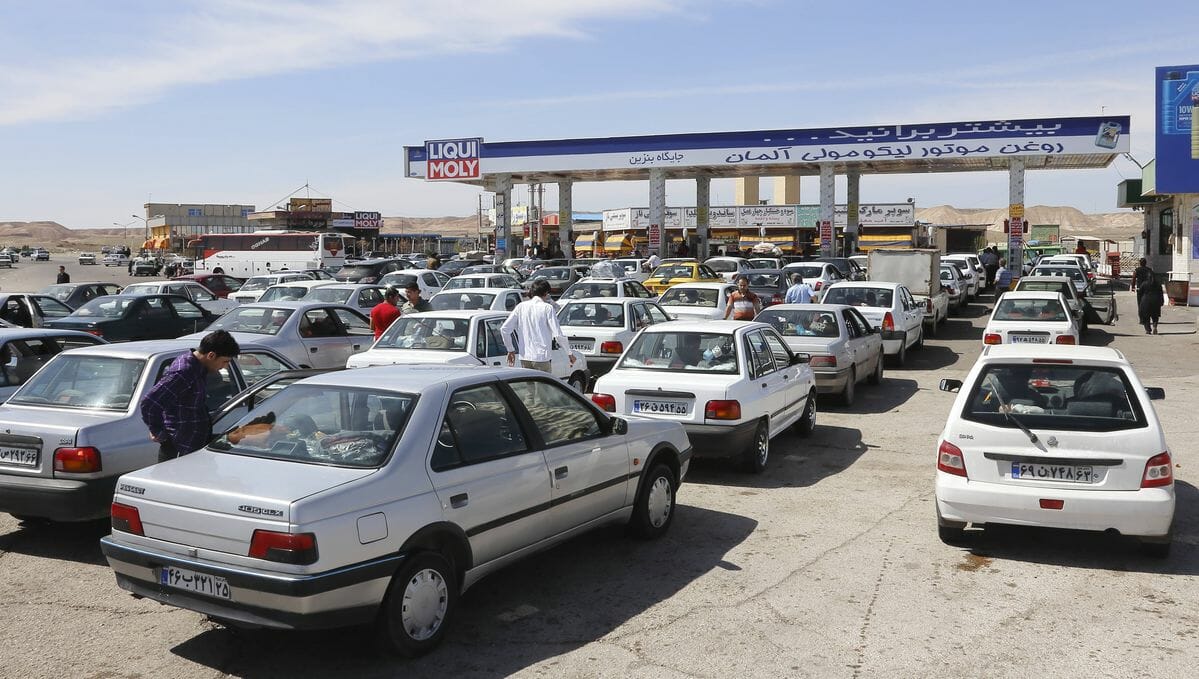 Vor Iran Tankstellen bilden sich lange Schlangen