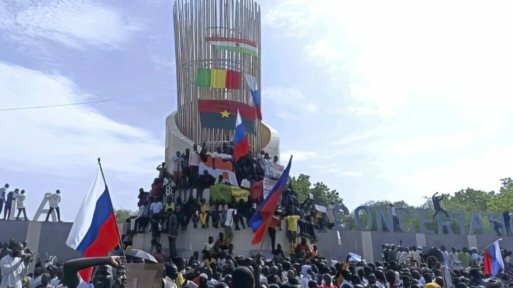 Russische Flaggen bei Protest vor der französischen Botschaft in Niamey zur Unterstützung des Militärputsches in Niger