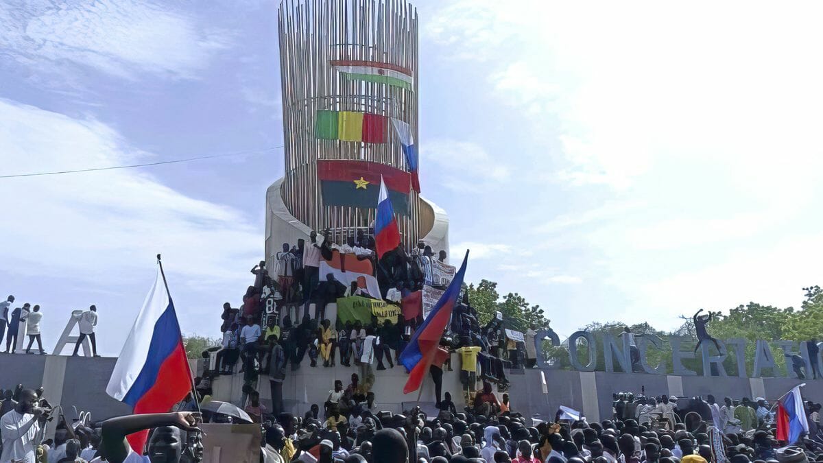 Russische Flaggen bei Protest vor der französischen Botschaft in Niamey zur Unterstützung des Militärputsches in Niger