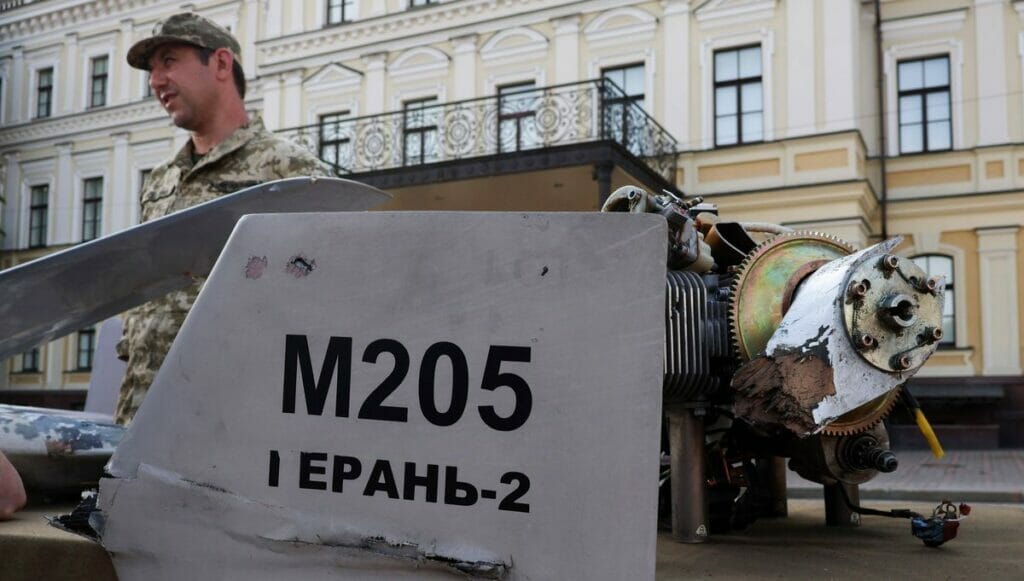 Shahed 136: Ukrainischer Soldat präsentiert abgeschossene russische Drohne iranischer Bauar