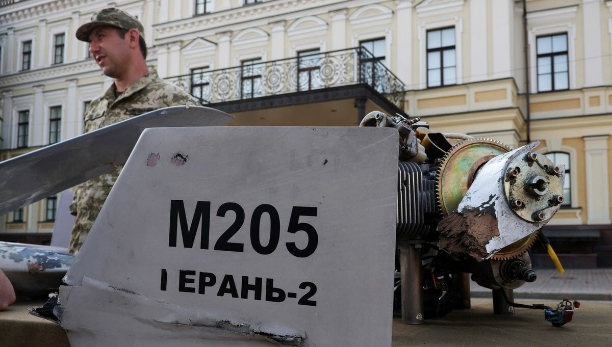 Shahed 136: Ukrainischer Soldat präsentiert abgeschossene russische Drohne iranischer Bauar