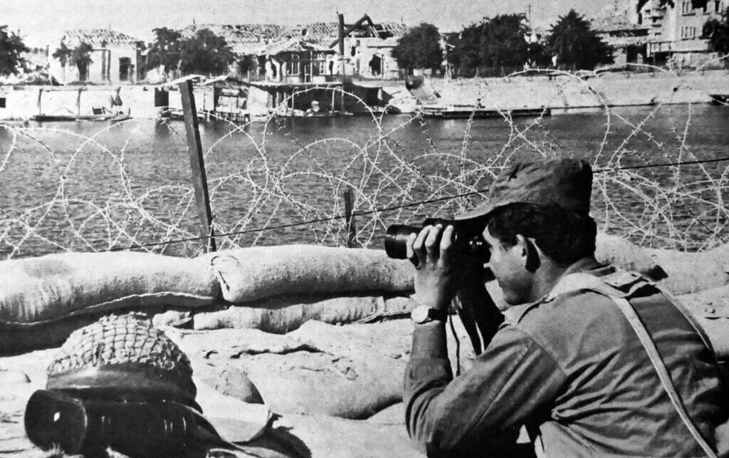 Ein israelischer Soldat schaut nach dem Waffenstillstand im Abnutzungskrieg auf die ägyptische Seite des Suezkanals. (© imago images/UIG)