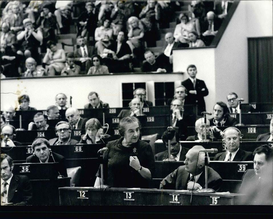 Bei ihrer Rede vor dem Europarat kritisiert Israelis Premierminiterin Golda Meir die Schließung Schönaus durch die österreichische Regierung scharf. (© imago images/ZUMA/Keystone)