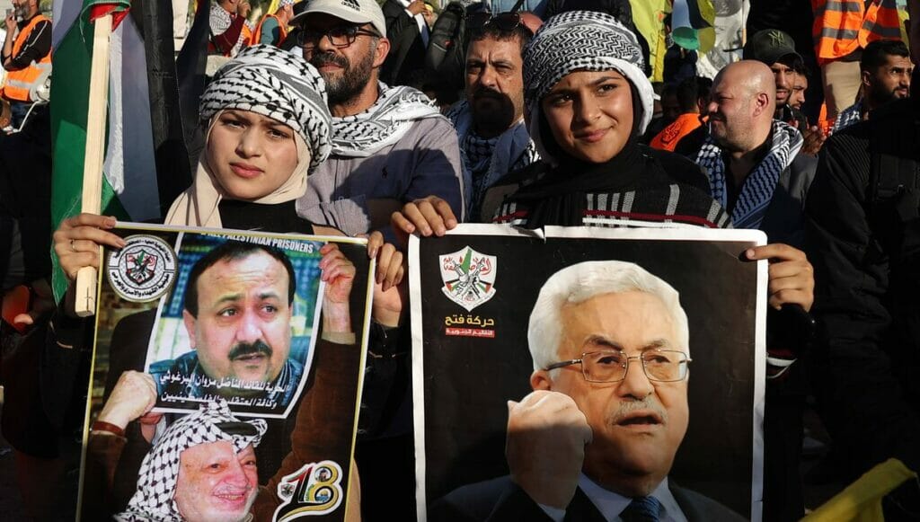 Anhänger von Mahmoud Abbas mit einem Poster des Präsidenten der Palästinensischen Autonomiebehörde