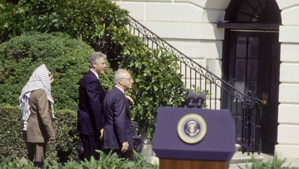 Arafat und Rabin bei US-Präsident Clinton in Washington zur Unterzeichnung der Oslo-Abkommen
