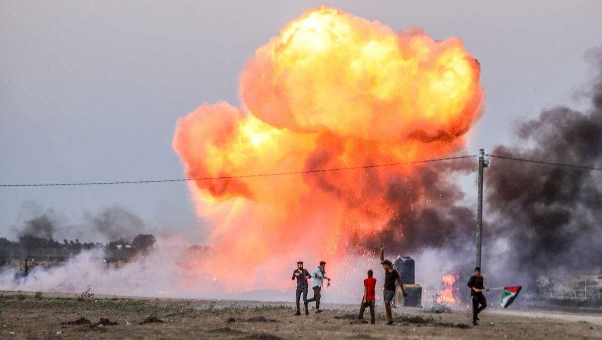 Bei von der Hamas gesteuerten Unruhen am Grenzzaun zwischen Israel und Gaza werden Sprengsätze gezündet