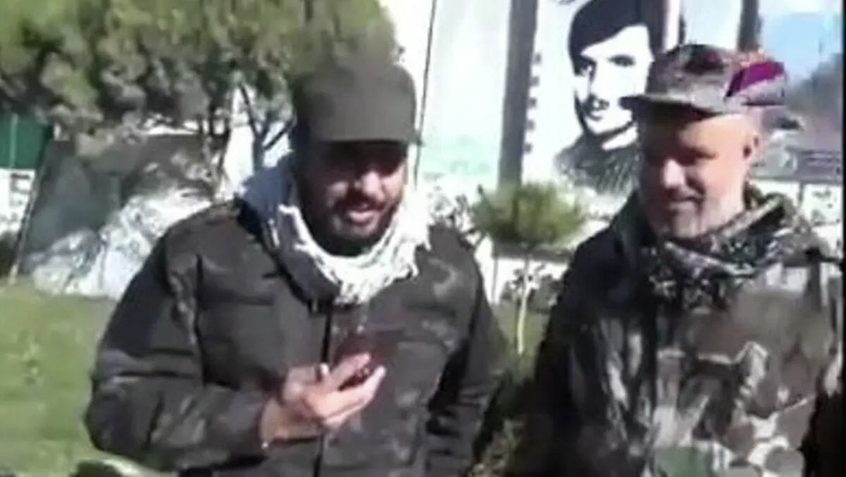 Der schiitische Milizenführer Al-Khazali bei einem Solidarätäsbesuch für die Hisbollah an der libanesisch-israelischen Grenze