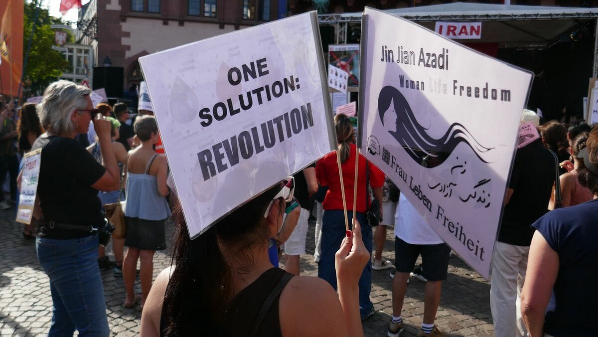 Demonstration gegen das iranische Regime am Jahrestag der Ermordung Jina Mahsa Amini in Frankfurt/M.