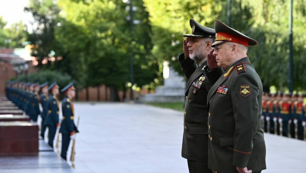 Der Befehlshaber der iranischen Bodentruppen, General Kioumars Heydari, bei einer Kranzniederlegung in Moskau