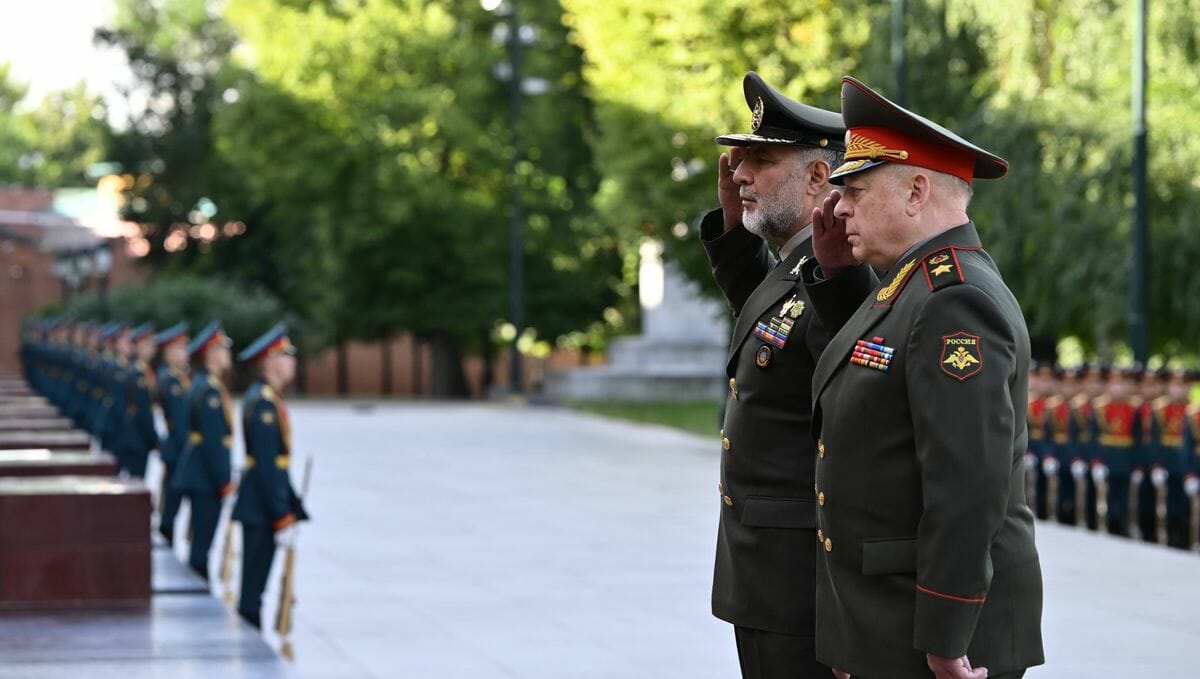 Der Befehlshaber der iranischen Bodentruppen, General Kioumars Heydari, bei einer Kranzniederlegung in Moskau