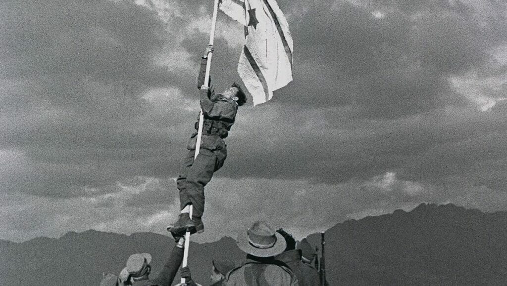 Das Aufziehen der improvisierten »Tintenflagge« im israelischen Unabhängigkeitskrieg