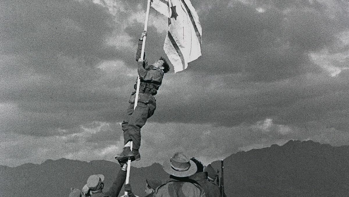 Das Aufziehen der improvisierten »Tintenflagge« im israelischen Unabhängigkeitskrieg