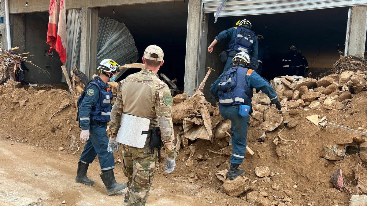 Internationale Ersthelfe in der von einer Flut verwüsteten libyschen Stadt Derna