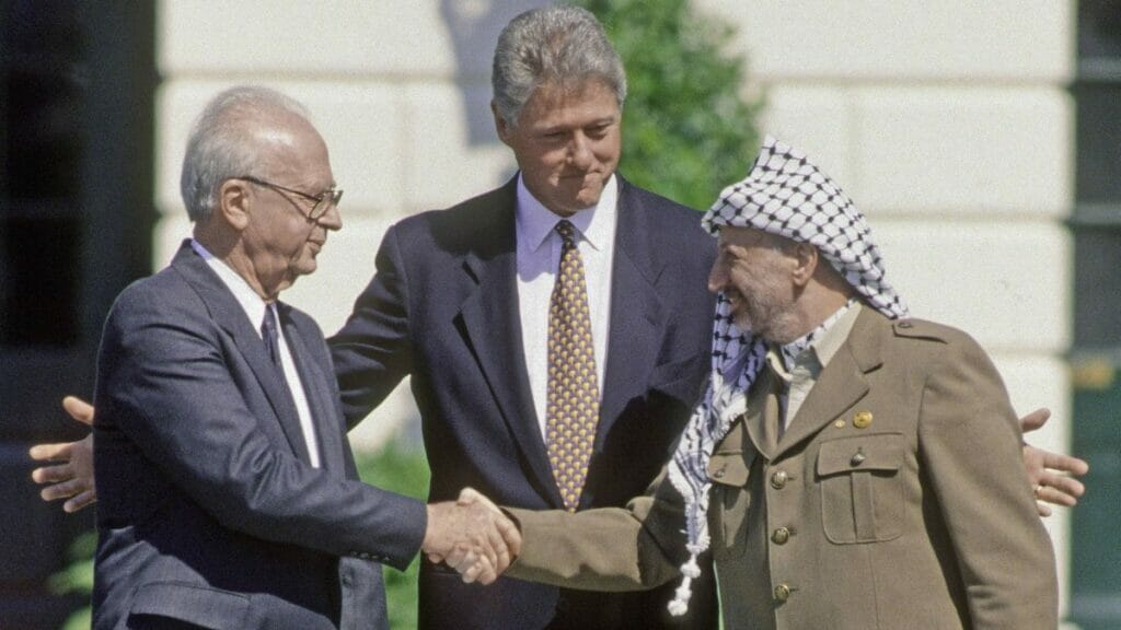 Arafat und Rabin bei US-Präsident Clinton in Washington zur Unterzeichnung der Oslo-Abkommen