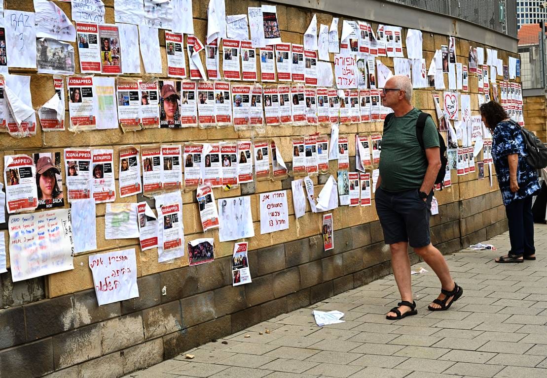 Wand in Tel Aviv mit den Bilden vieler von der Hamas verschleppter Israelis. (© imago images/UPI Photo)