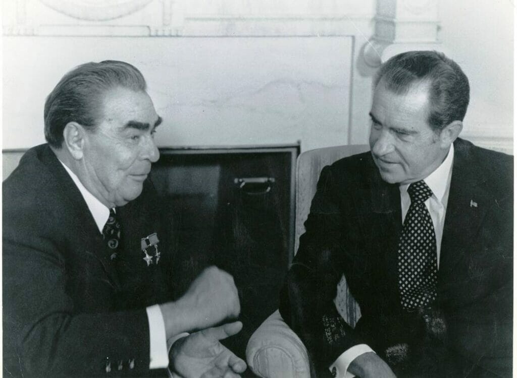 KPdSU-Generalsekretär Leonid Breschnew und US-Präsident Richard Nixon bei einem Gipfeltreffen in Washington wenige Monate vor dem Jom-Kippur-Krieg. (© imago images/ZUMA/Keystone)