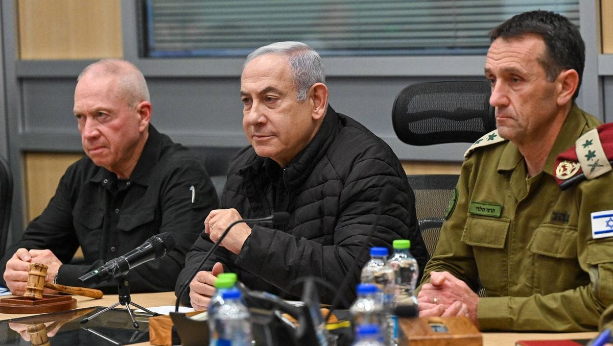 Israels Verteidigungsminister Yoav Gallant mit Premier Netanjahu und Generalstabschef Halev