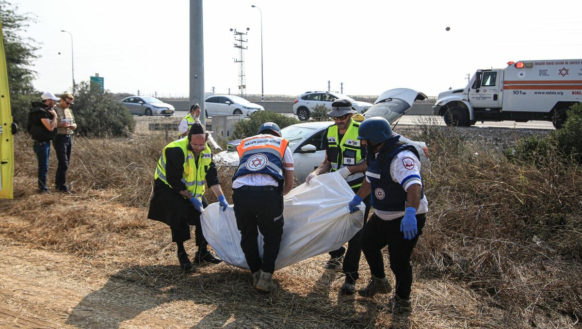 Einsatzkräfte in Israel bergen die Opfer des Hamas-Terrorangriffs